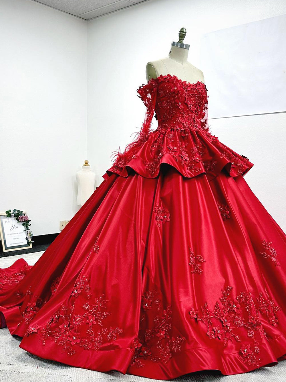 Luxury Off Shoulder Long Sleeves Flowers Lace Appliques Red Satin Quinceanera Dress for Sweet 16