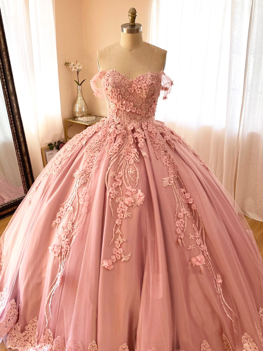 Elegant & Gorgeous Ball Gown Off Shoulder 3D Flower Lace Appliques Beaded Pink Satin Quinceanera Dress for Sweet 16