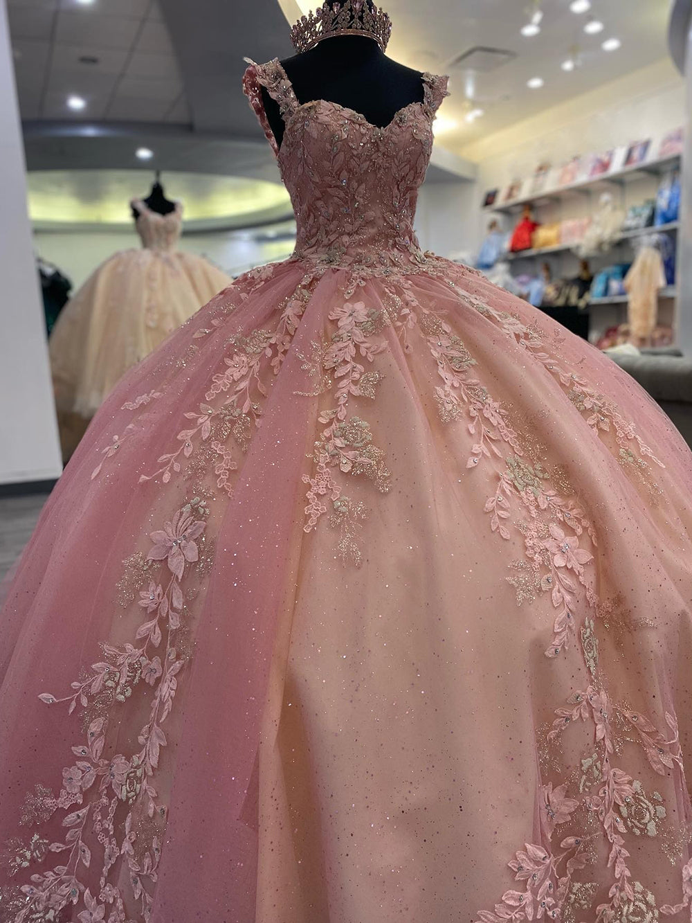 Luxury Ball Gown Sweetheart Neck Straps Sleeveless Lace Appliques Beaded Pink Tulle Birthday Party Princess Dress Quinceanera Dress for Sweet 16