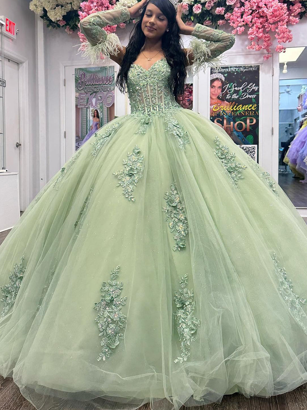 Elegant Ball Gown Sweetheart Neck Detachable Long Sleeves Lace Appliques Feather Bow Knot Sage Green Tulle Quinceanera Dress Evening Party Gown for Sweet 16