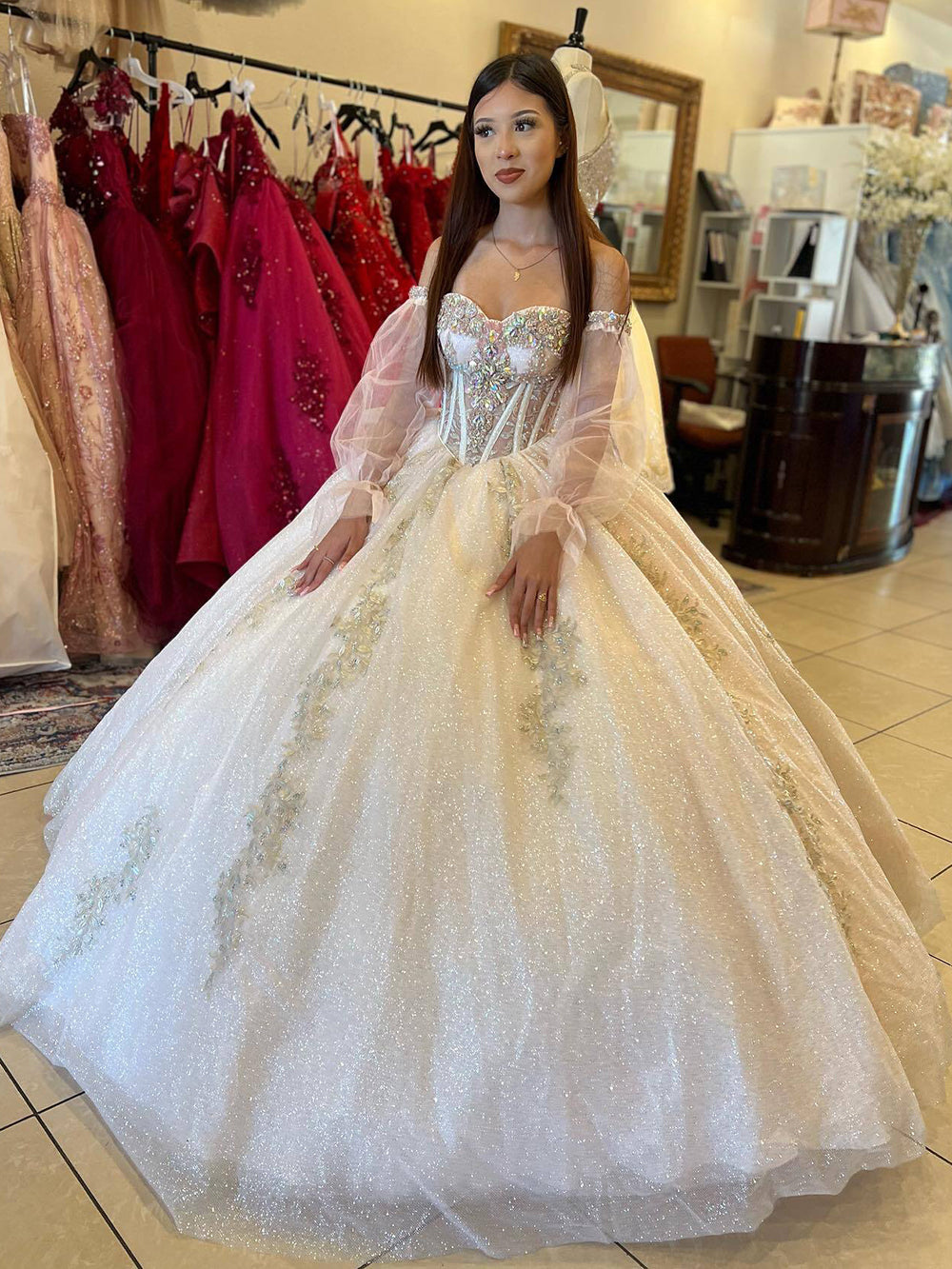 Elegant Ball Gown Off Shoulder Puff Sleeves Lace Appliques Champagne Tulle Quinceanera Dresses Princess Party Gown for Sweet 16
