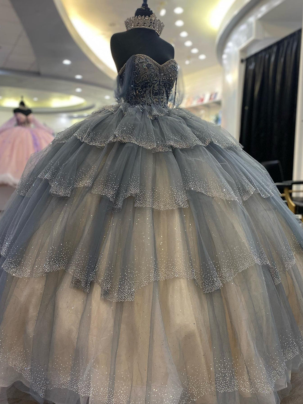 Elegant Ball Gown Off Shoulder Sweetheart Neck Sleeveless Tiered Appliques Gery Tulle Princess Gown Quinceanera Dress for Sweet 16