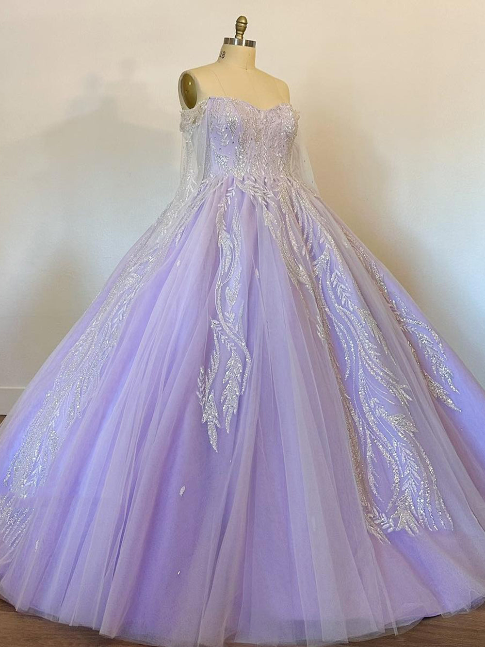 Elegant Ball Gown Off Shoulder Long Sleeves Lace Appliques Lavender Tulle Princess Gown Quinceanera Dress for Sweet 16 Evening Dress