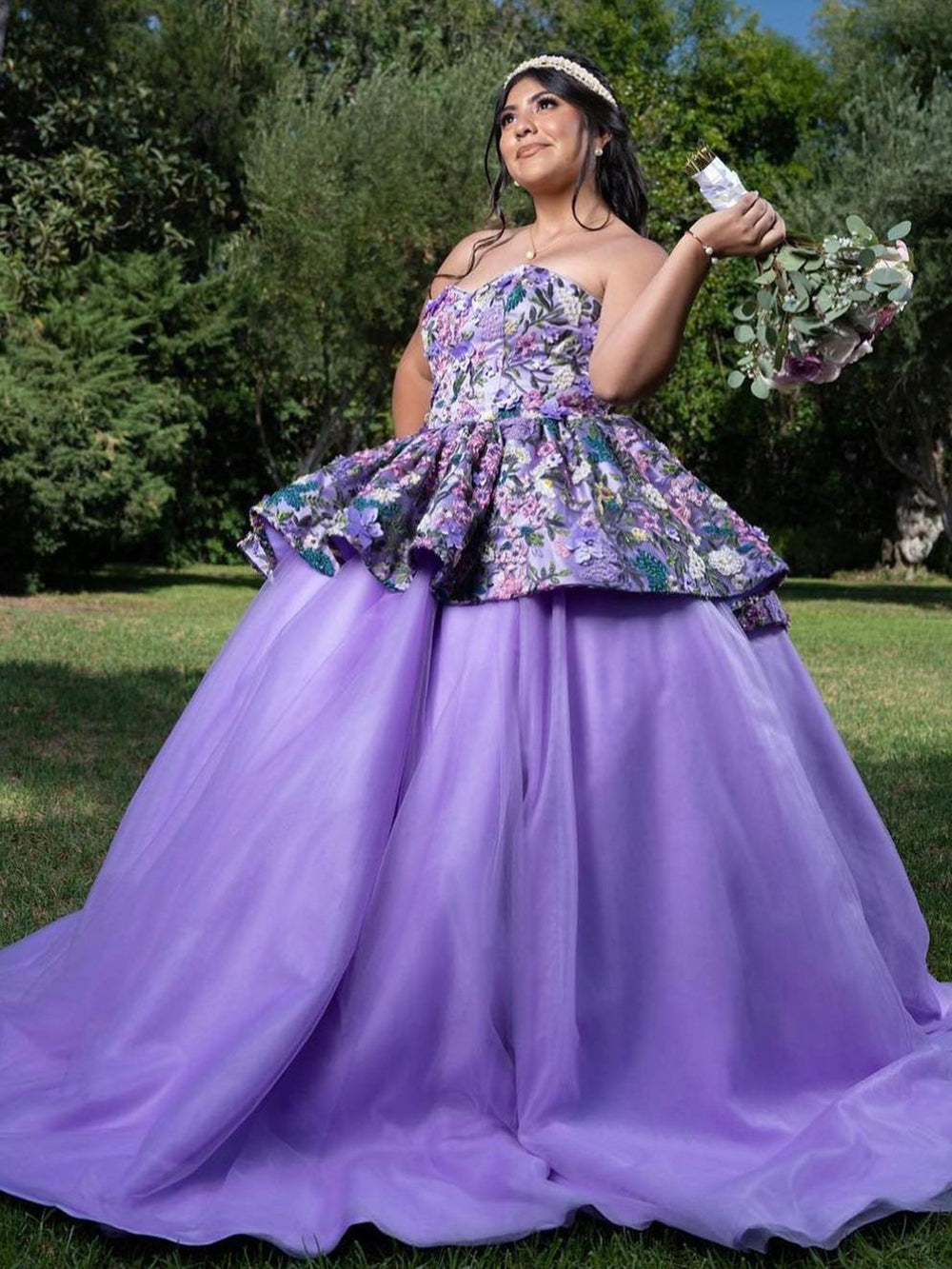Gorgeous Ball Gown Strapless Sleeveess Flower Appliques Lavender Tulle Quinceanera Dress for Sweet 16 Evening Gown