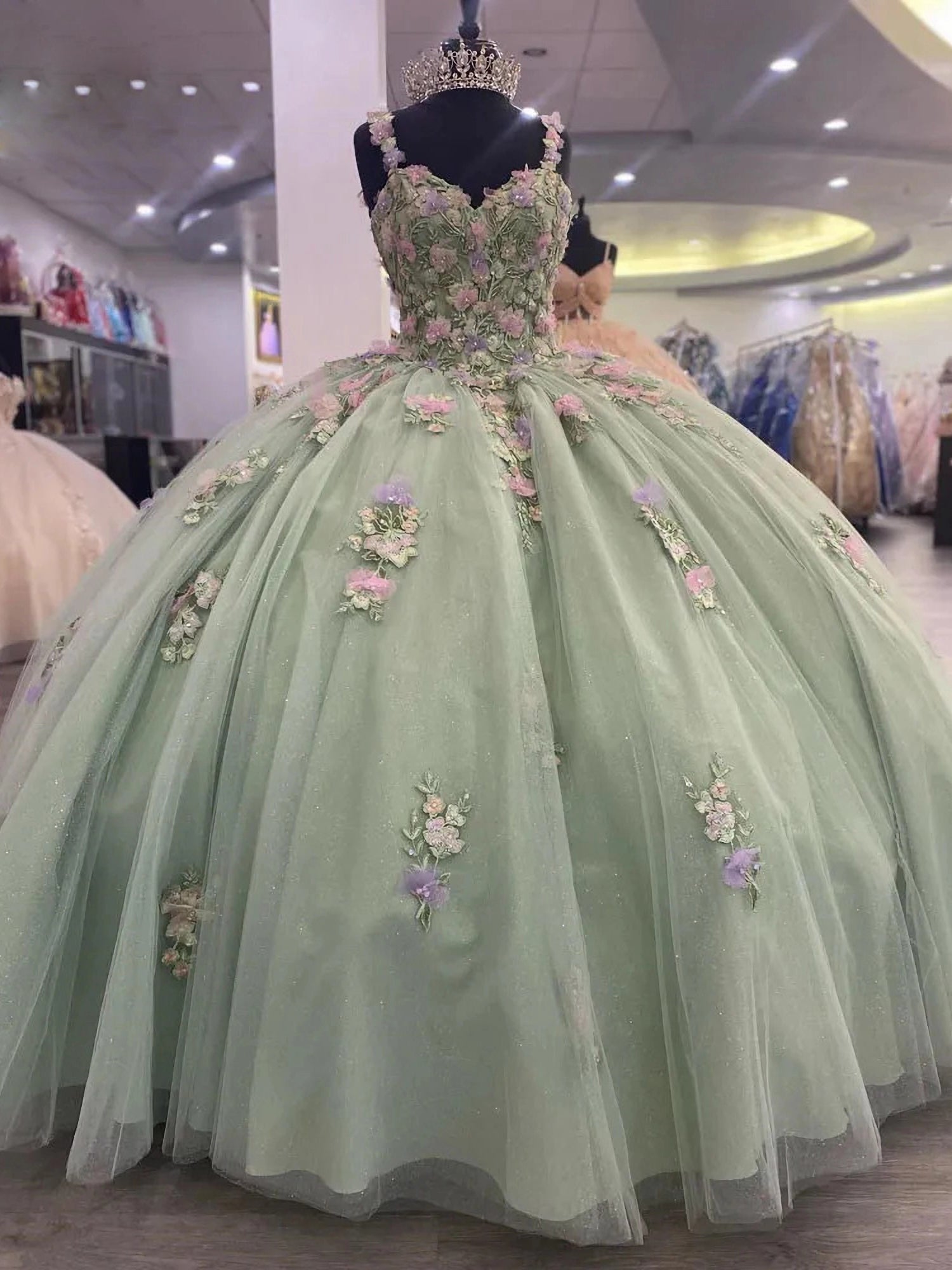 Luxury Ball Gown Sweetheart Neck Spaghetti Straps Flower Lace Appliques Beaded Sage Green Tulle Quinceanera Dress Princess Gown for Sweet 16