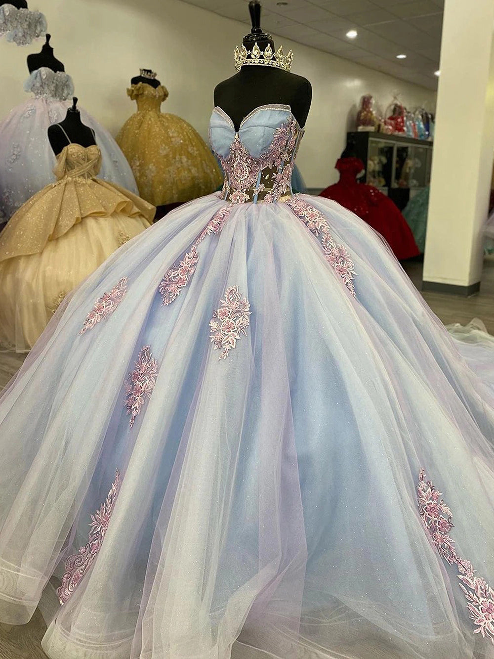 Elegant Ball Gown Strapless Sleeveless Flowers Lace Appliques Sweep Train Tulle Quinceanera Dress Evening Gown for Sweet 16