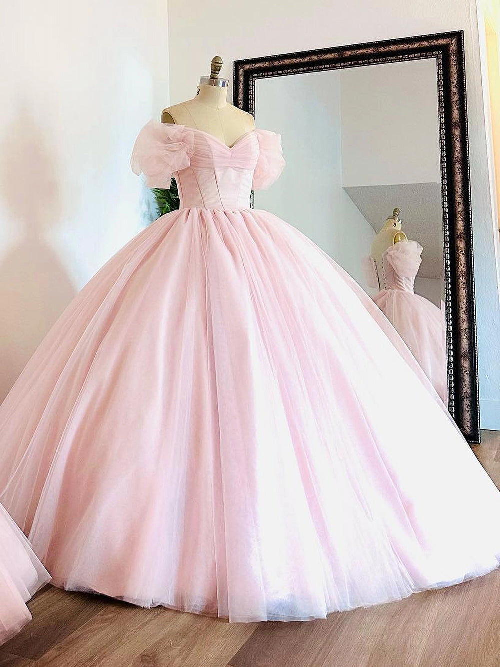 Cute Ball Gown Off Shoulder Puff Sleeves Pink Tulle Princess Gown Quinceanera Dress for Sweet 16