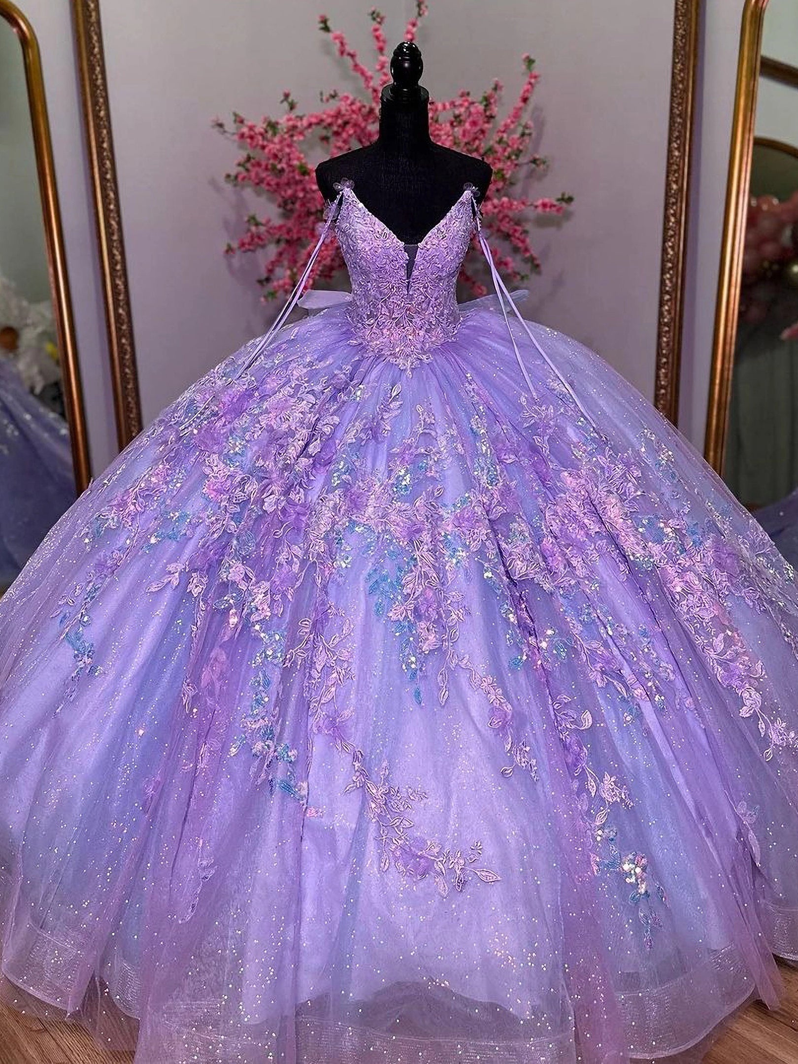 Glitter & Sparkly Ball Gown V Neck Lace Appliques Beaded Bow Knot Lavender Tulle Quinceanera Dress Birthday Evening Party Gown for Sweet 16