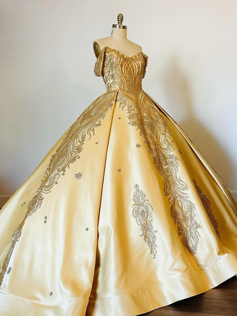 Luxury Ball Gown Off Shoulder Sleeveless Appliques Gold Satin Quinceanera Dress for Sweet 16