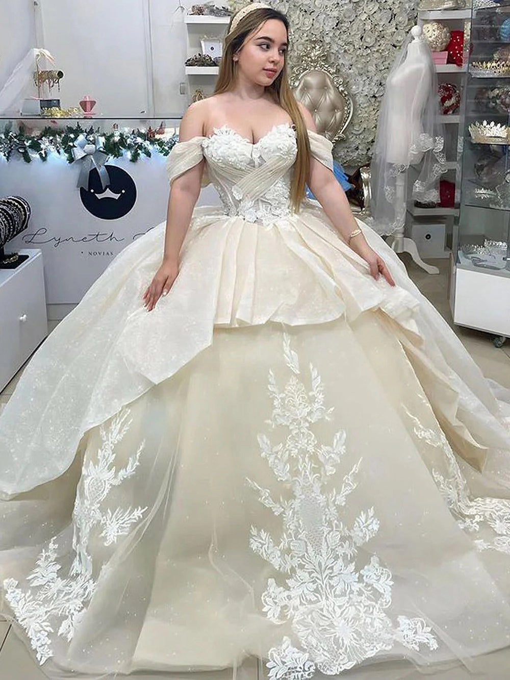 Elegant & Glamorous Ball Gown Off Shoulder Lace Applique Tiered Ruffle Pleats Tulle Quinceanera Dress Formal Evening Party Gown for Sweet 16