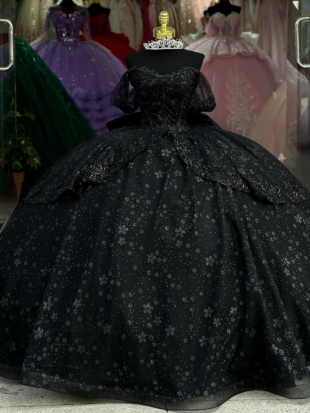Gorgeous & Classic Ball Gown Off Shoulder Flowers Appliques Beaded Bow Knot Tiered Black Tulle Quinceanera Dress for Sweet 16