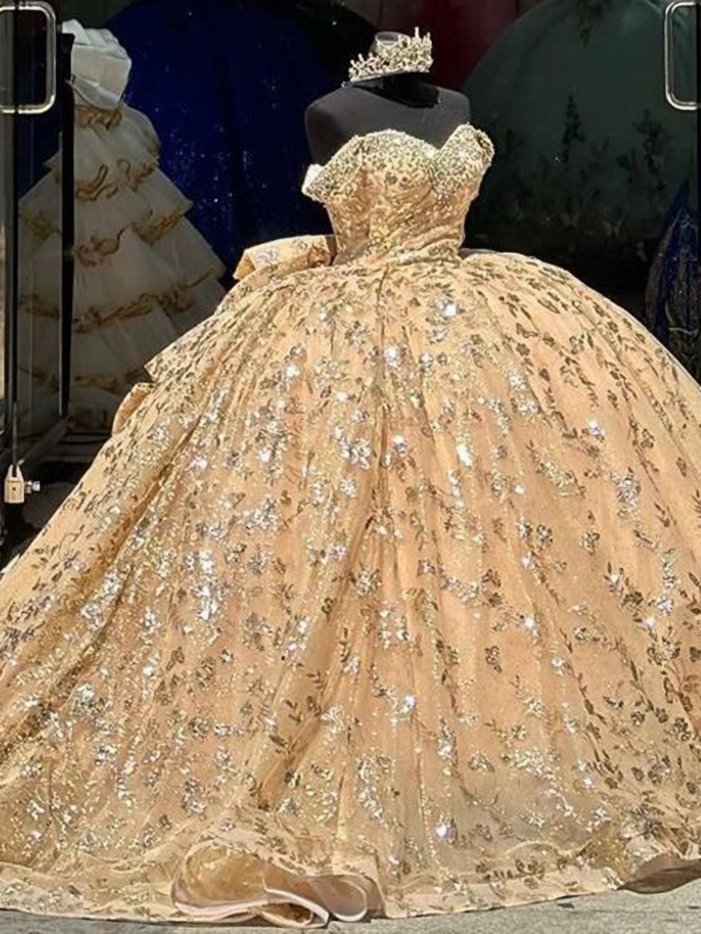Glamorous & Luxury Ball Gown Off Shoulder Fully Sequins Appliques Beaded Tiered Bow Knot Champagne Tulle Princess Evening Party Dress Quinceanera Dress for Sweet 16