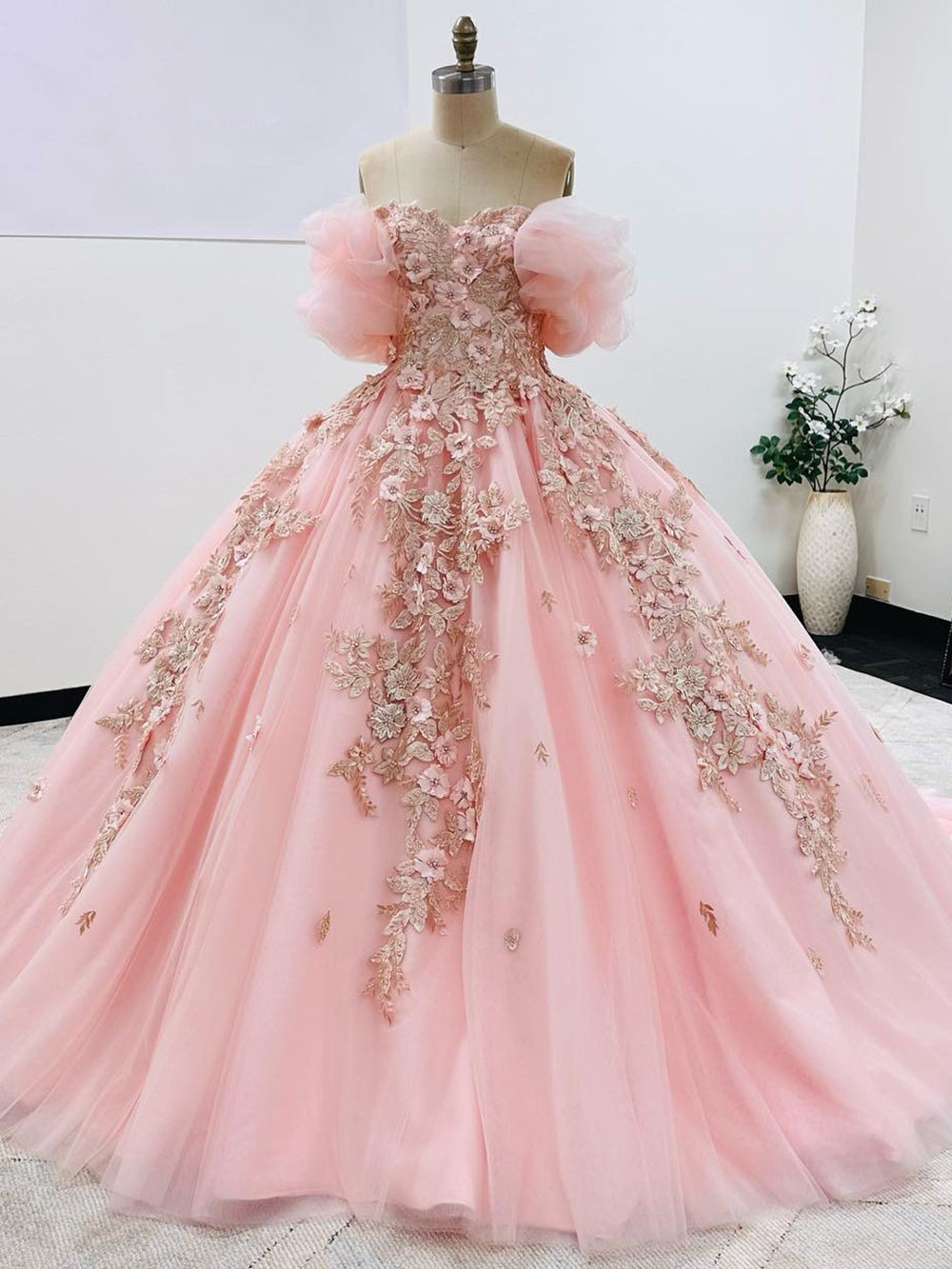 Chic Ball Gown Off Shoulder Puff Sleeves Flower Appliques Beaded Pink Tulle Princess Quinceanera Dress for Sweet 16