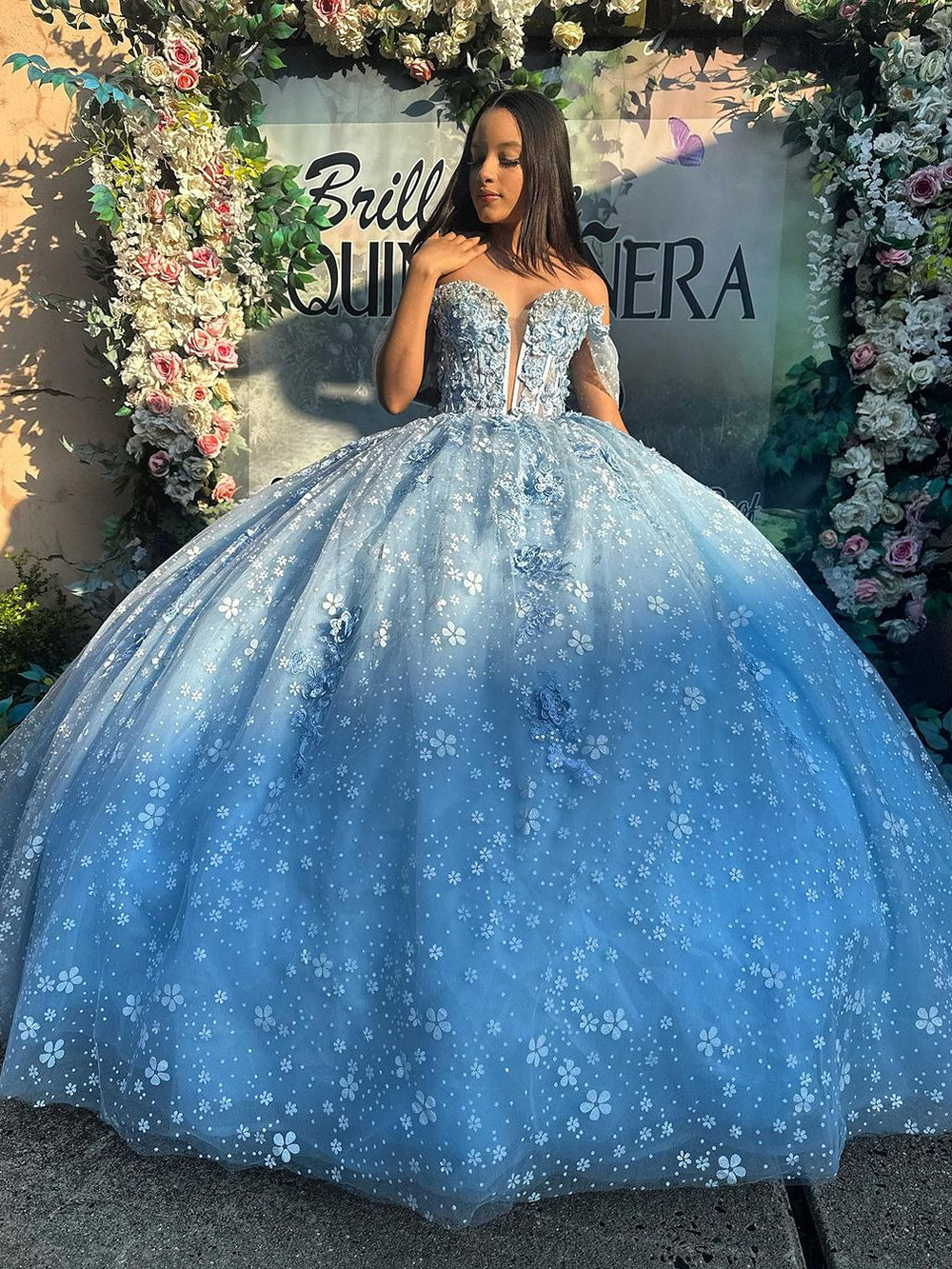 Chic & Modern Ball Gown Off Shoulder Sweetheart Corset Flowers Lace Appliques Sky Blue Tulle Quinceanera Dress Princess Party Gown for Sweet 16