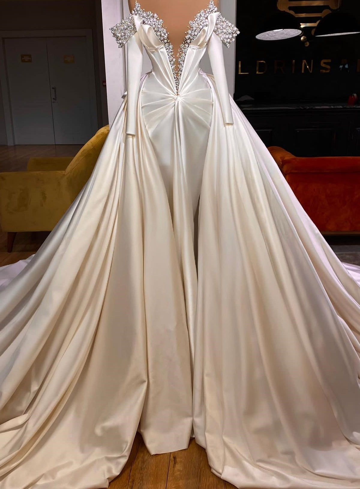 Classic V-Neck Long Sleeves Prom Dresses with Beads