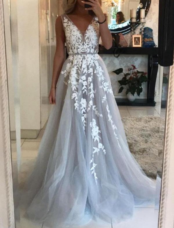 Elegant V-Neck Sleeveless Long Prom Dress Tulle With Lace Appliques