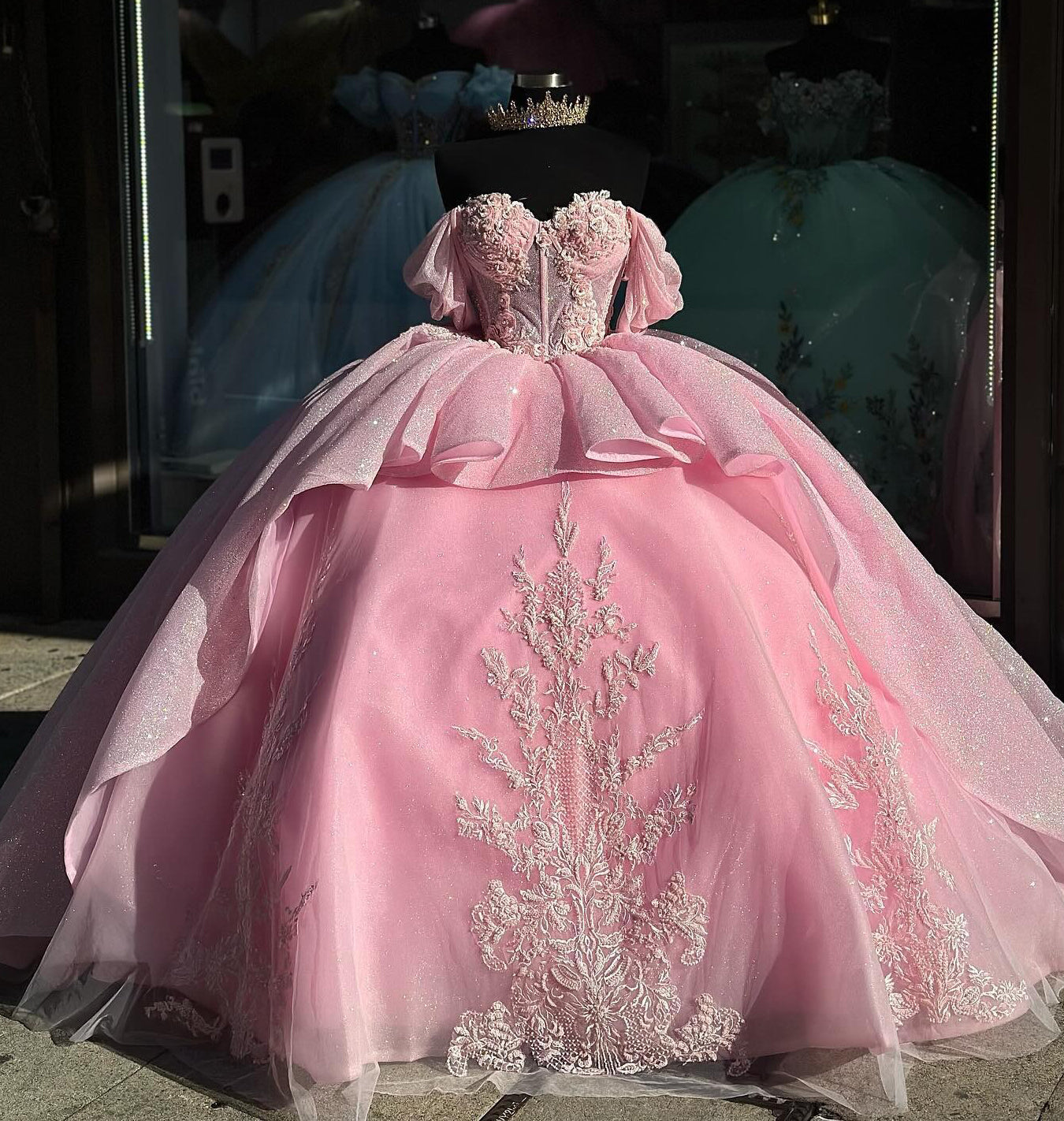 Ball Gown Off Shoulder Sweetheart Neck Lace Appliques Beaded Tiered Pink Tulle Princess Quinceanera Dress Formal Evening Party Gown for Sweet 16