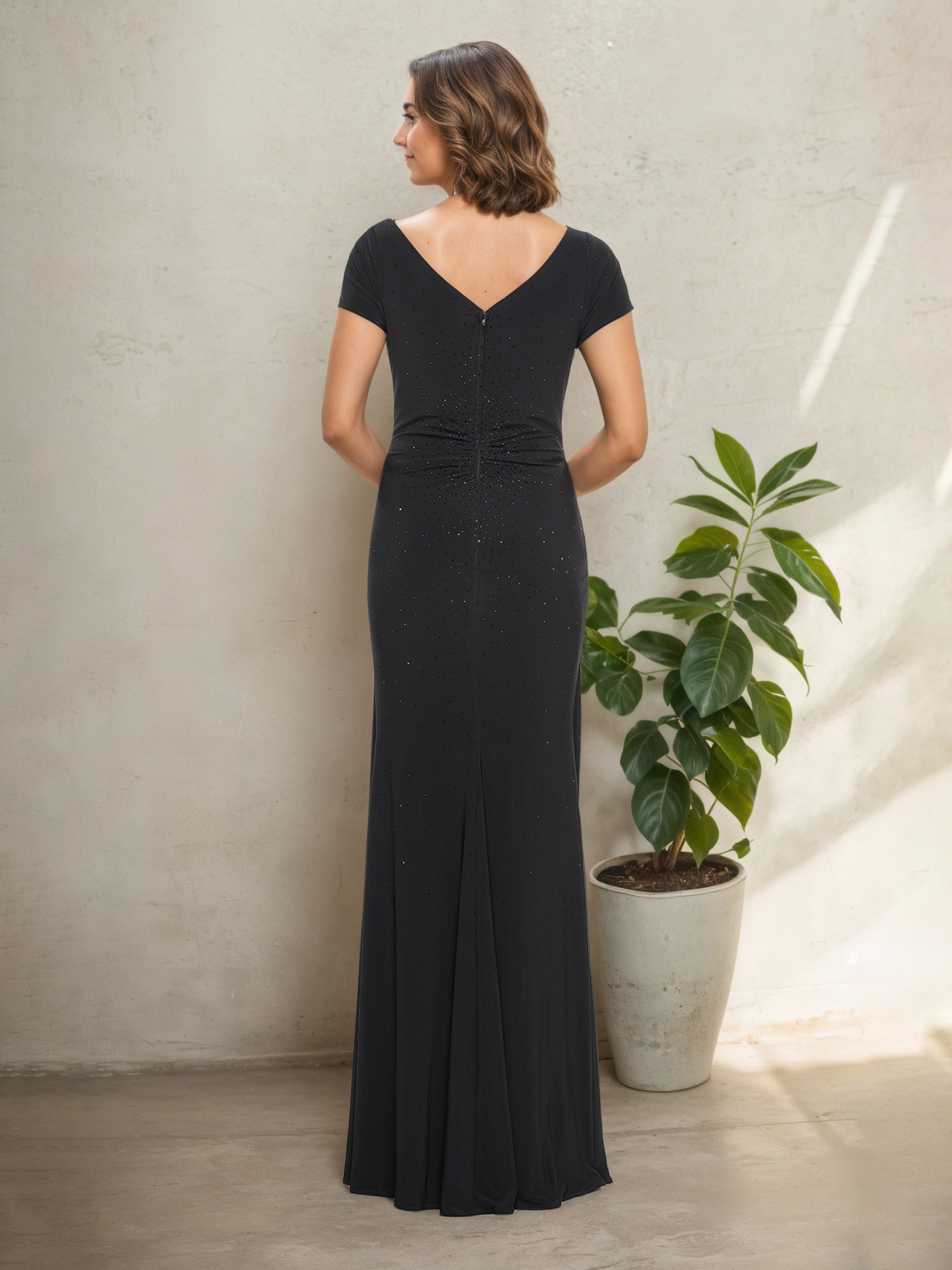 Black Jewel Neck Floor-Length Sheath Mother of the Bride Dress with Elegant Short Sleeves