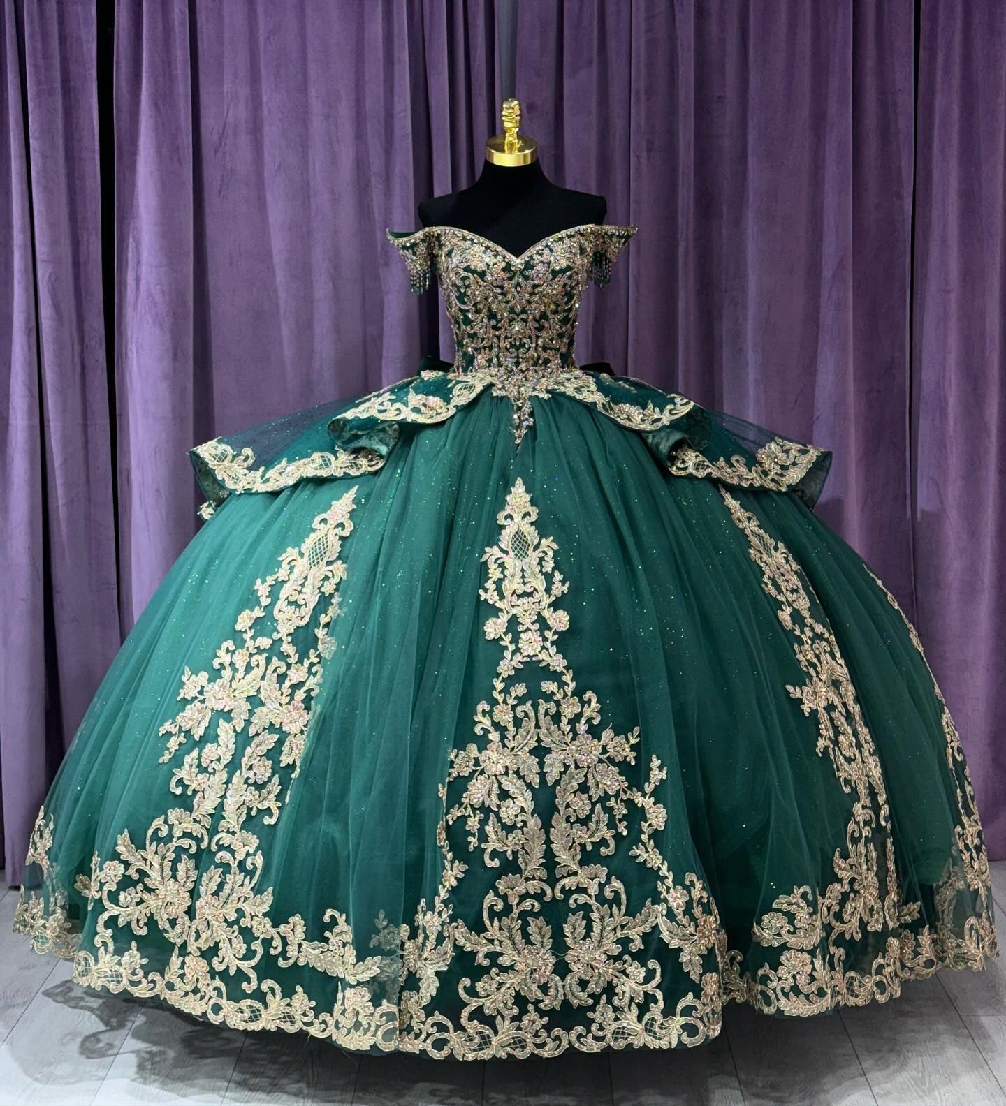 Elegant & Luxuru Ball Gown Off Shoulder Gold Lace Applique Beads Tiered Ruffle Emerald Green Tulle Quinceanera Dress Princess Gown for Sweet 16