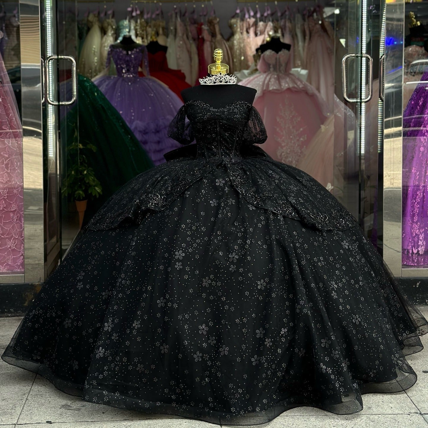 Gorgeous & Classic Ball Gown Off Shoulder Flowers Appliques Beaded Bow Knot Tiered Black Tulle Quinceanera Dress for Sweet 16