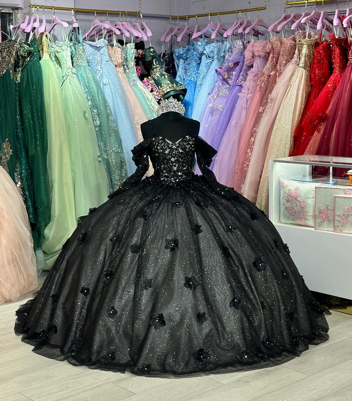 Elegant & Chic Ball Gown Off Shoulder Sweetheart Neck Long Sleeves Flowers Appliques Black Tulle Princess Quinceanera Dresses Evening Party Gown for Sweet 16