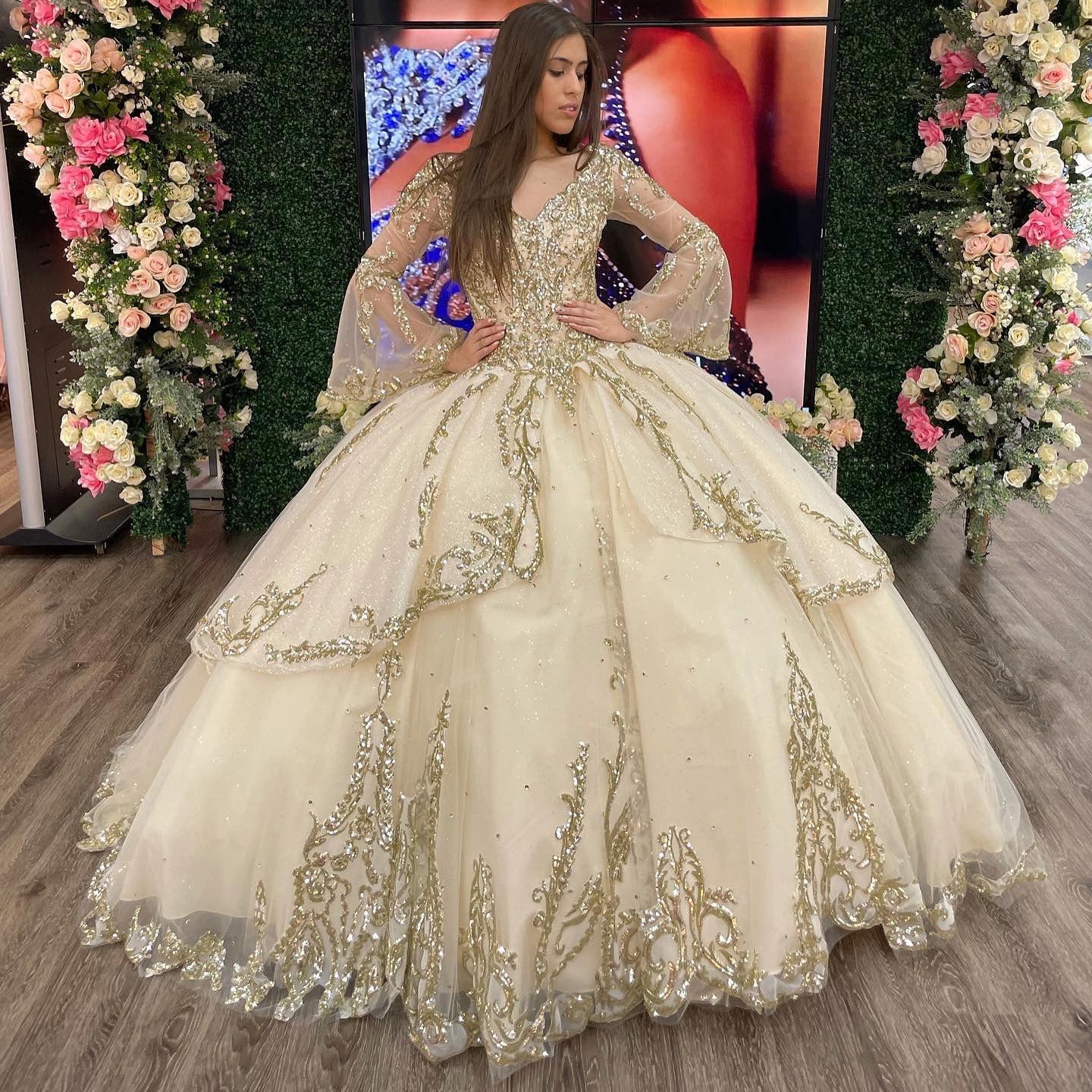Elegant & Gorgeous Ball Gown Sweetheart Long Sleeves Sequined Appliques Beaded Tiered Champagne Tulle Quinceanera Dress Princess Evening Party Gown for Sweet 16