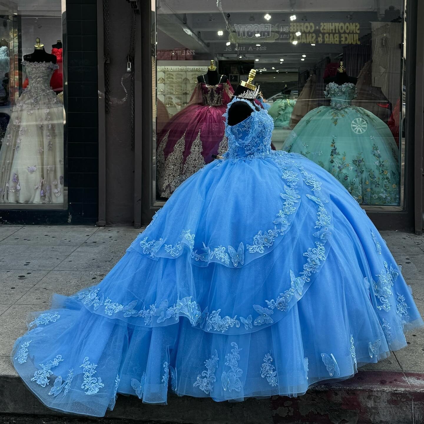 Elegant Ball Gown Off Shoulder 3D Butterfly Applique Tiered Ruffles Blue Tulle Quincenara Dress Foemal Evening Party Dress for Sweet 16