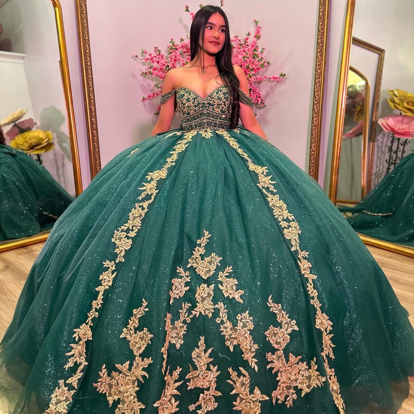 Elegant & Luxury Ball Gown Off Shoulder Gold Appliques Emerald Green Tulle Princess Birthday Party Dress Quinceanera Dress for Sweet 16