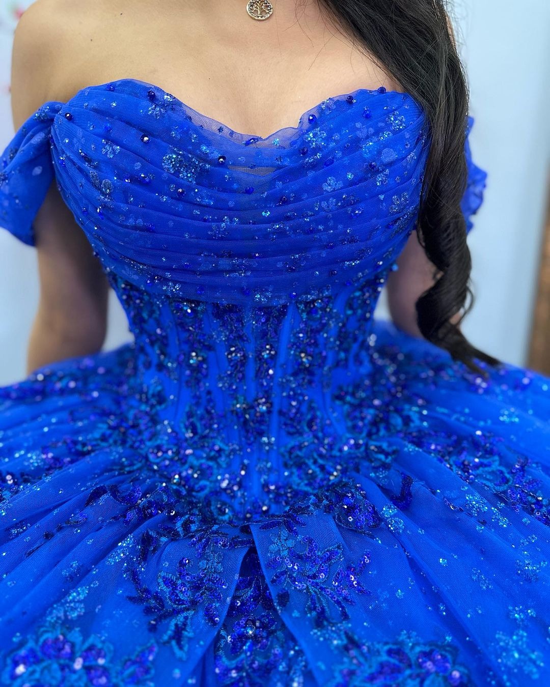 Luxury & Glamorous Ball Gown Off Shoulder Lace Appliques Beaded Tiered Glitter Ruffles Royal Blue Tulle Quinceanera Dress Evening Party Gown for Sweet 16