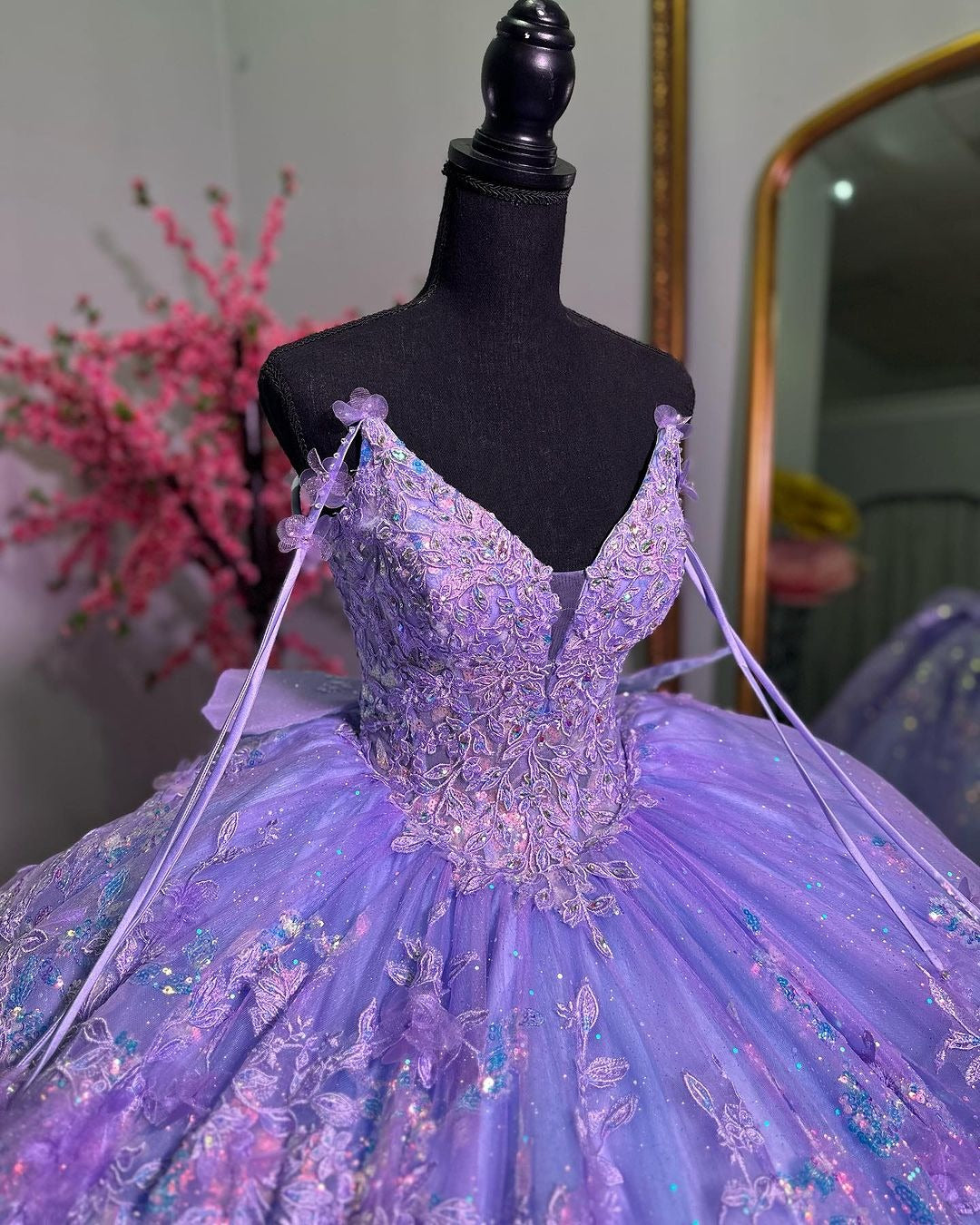 Glitter & Sparkly Ball Gown V Neck Lace Appliques Beaded Bow Knot Lavender Tulle Quinceanera Dress Birthday Evening Party Gown for Sweet 16