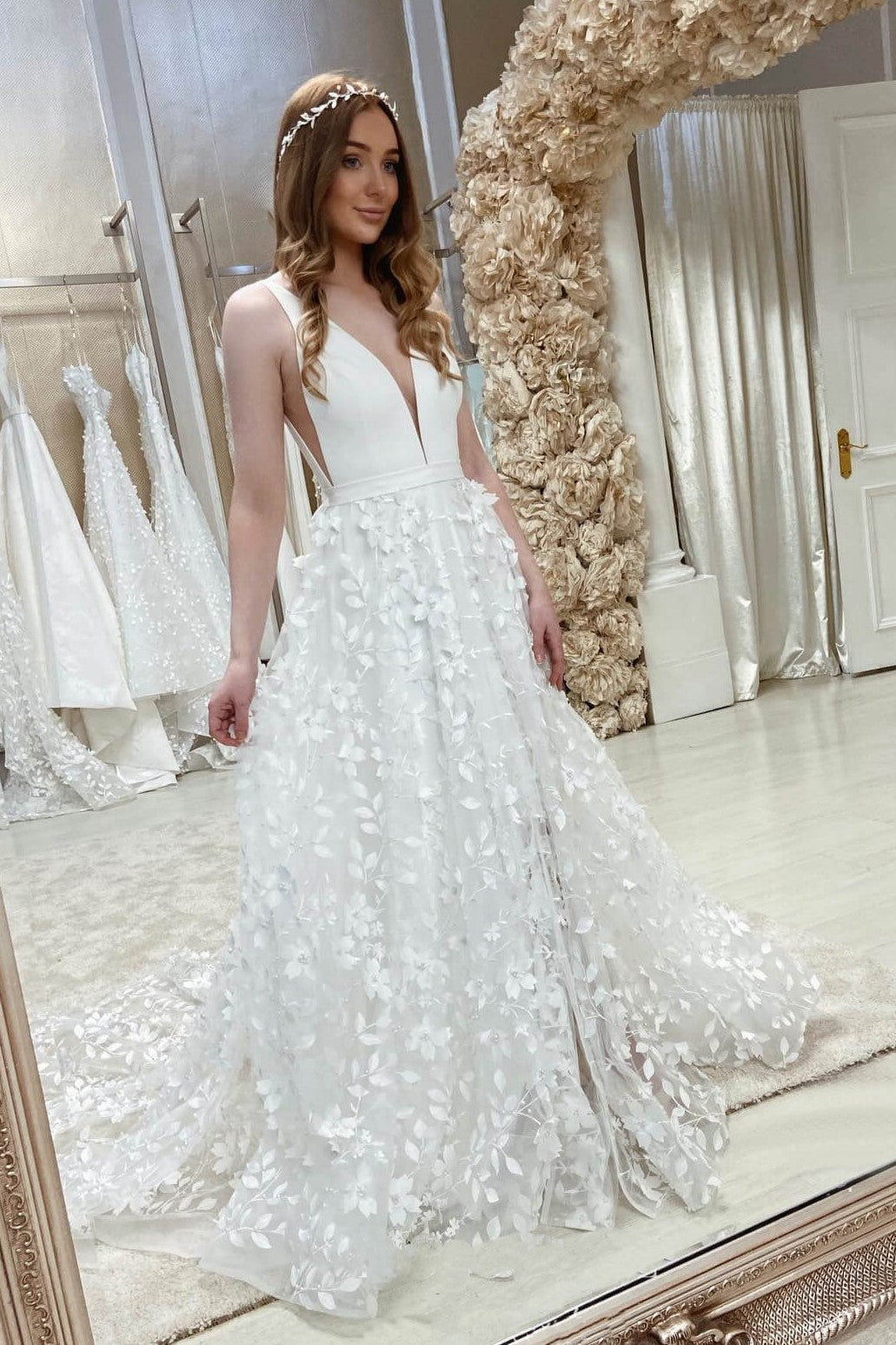 Elegant A-line V-neck Flower Appliques Wedding Dress Elegant A-line V-neck Flower Appliques Wedding Dress