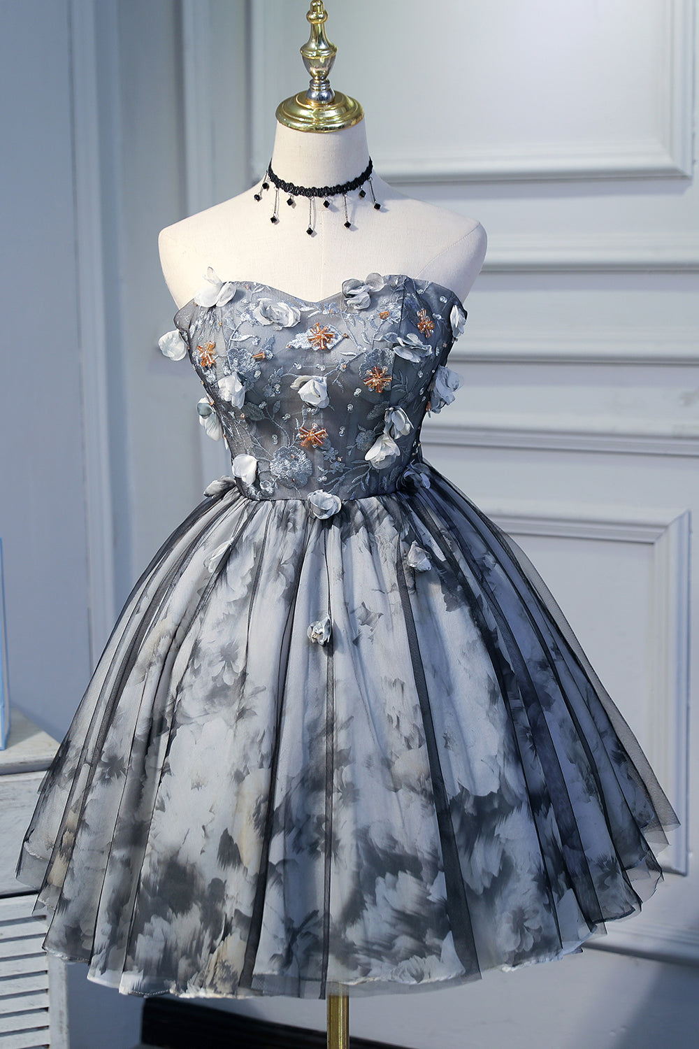 Strapless Sweetheart Short Homecoming Dresses with Flower Appliques Strapless Sweetheart Short Homecoming Dresses with Flower Appliques