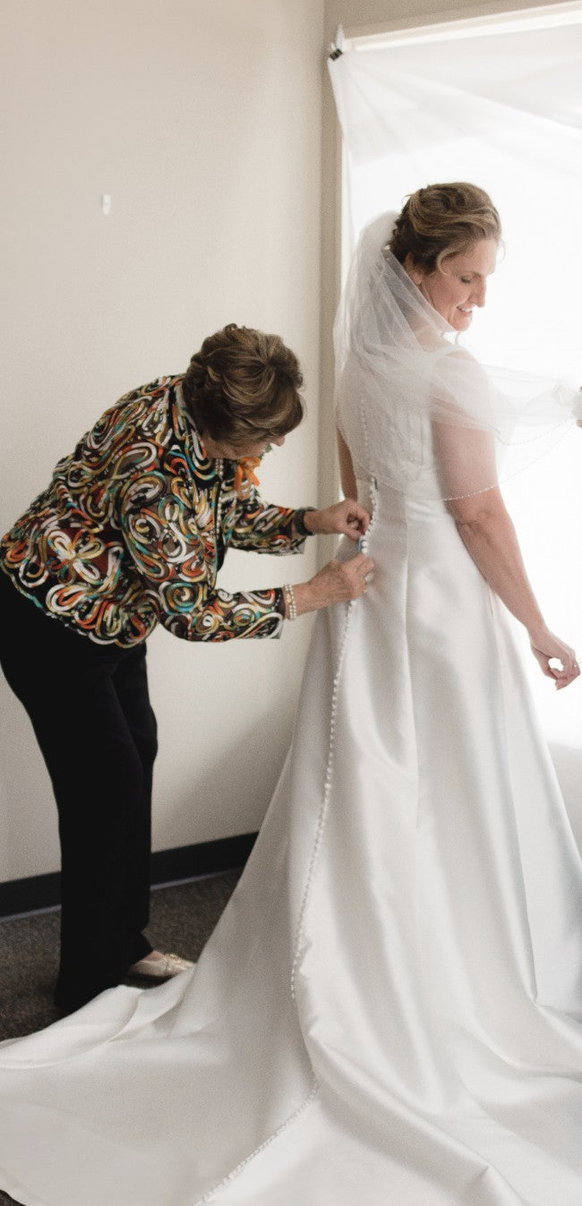 Simple Bateau Satin Sleeveless Wedding Dresses with Beading