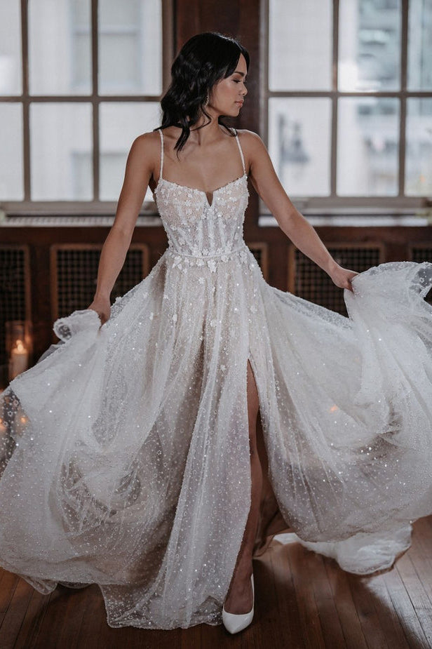 spaghetti strap a line tulle wedding dress White Wedding Dress 2026 A-line Tulle Long Sleeveless Spaghetti Straps