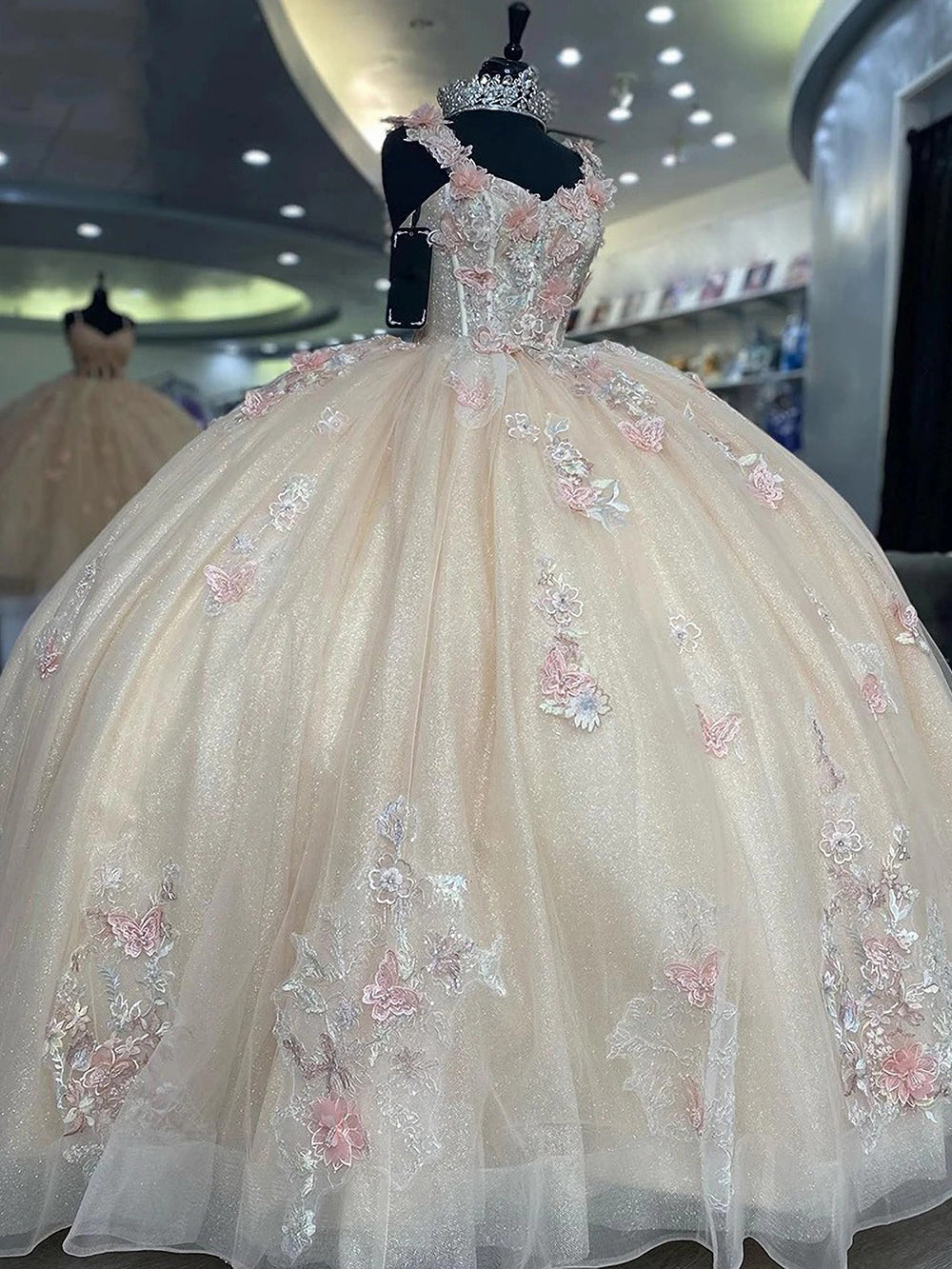 Elegant & Classic Ball Gown Strapless Straps Sleeveless 3D Flower Lace Appliques Sweep Train Champagne Tulle Quinceanera Dresses Princess Gown for Sweet 16