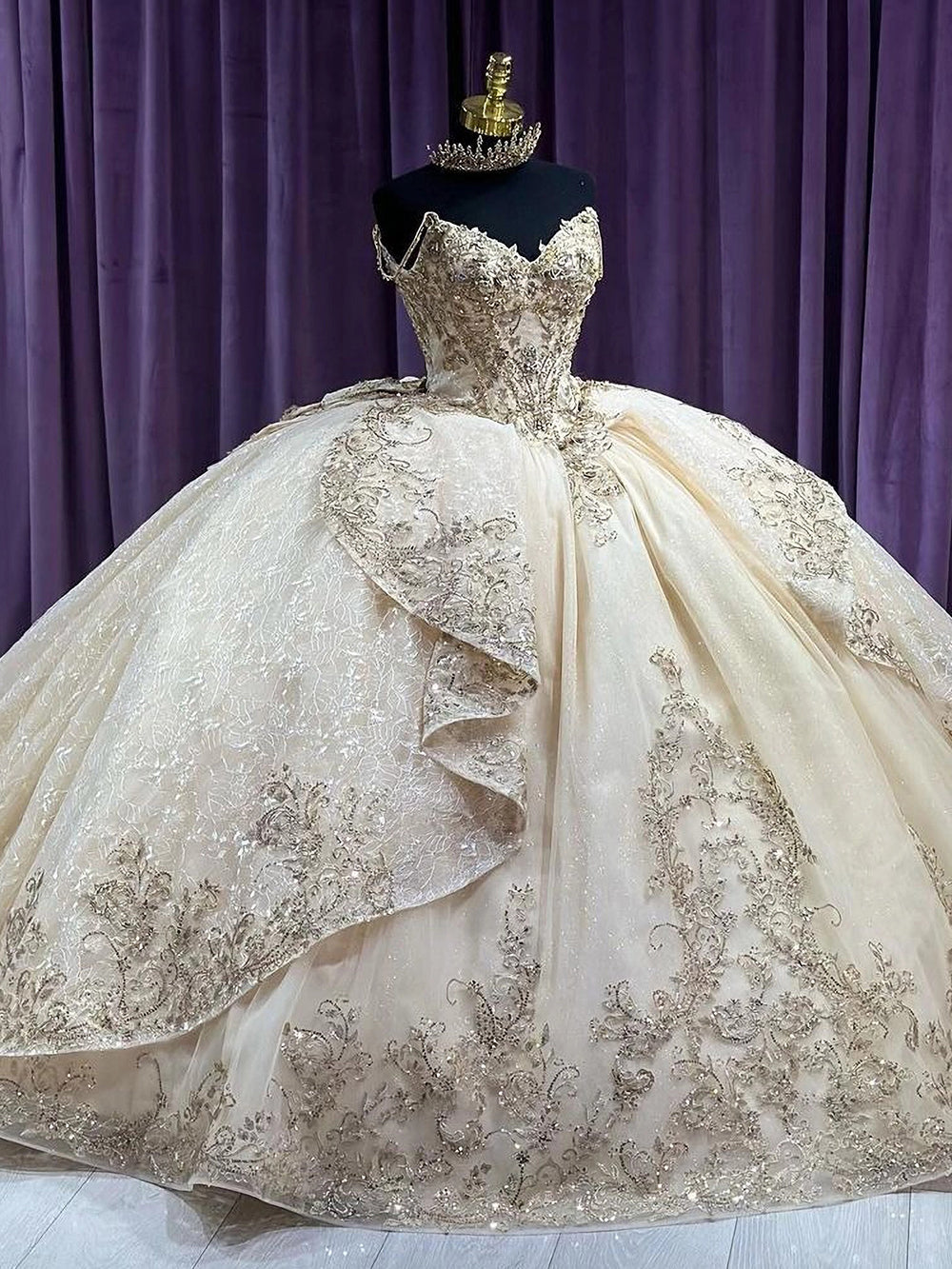 Elegant & Luxury Ball Gown Sweetheart Neck Spaghetti Straps Lace Appliques Beaded Tiered Ruffles Champagne Tulle Quinceanera Dress Ball Gown for Sweet 16