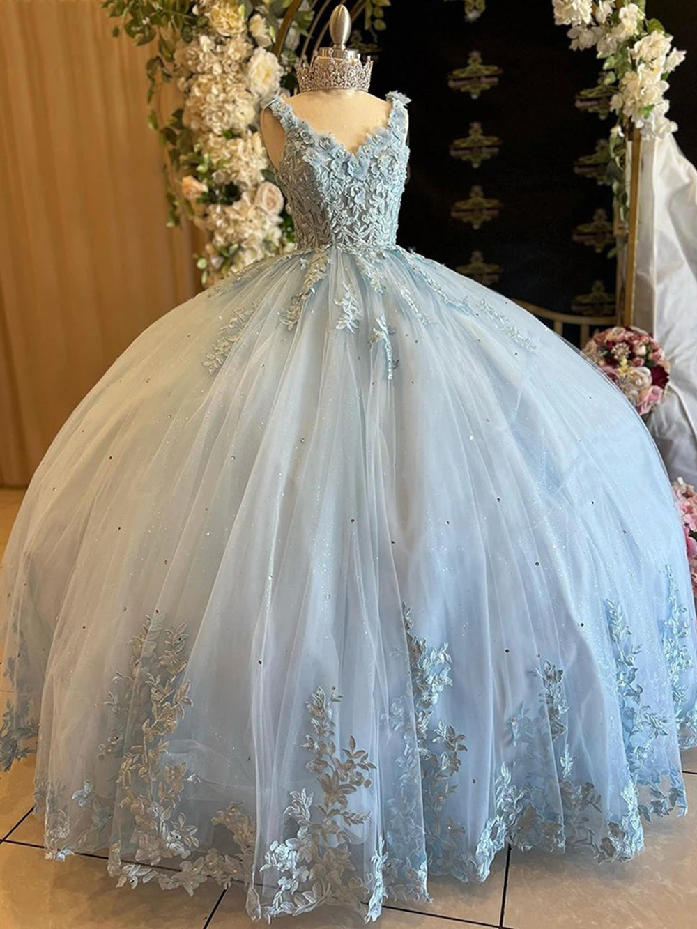 Glamorous Ball Gown Sweetheart Neck Straps Sleeveless Floral Lace Applique Light Blue Tulle Princess Gown Quinceanera Dress for Sweet 16