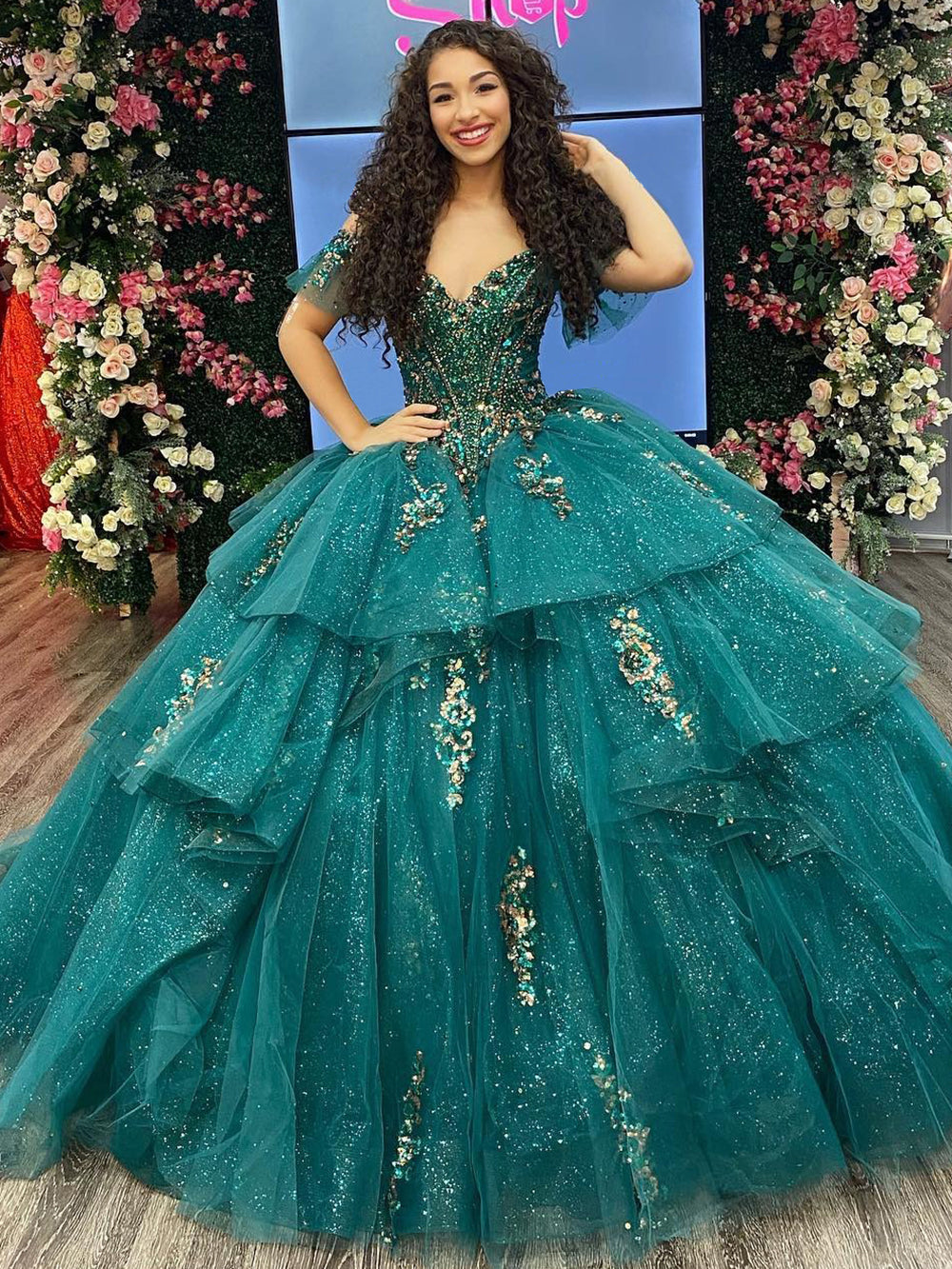 Ball Gown Off Shoulder Gold Appliques Beaded Tiered Ruffles Emerald Green Tulle Quinceanera Dress Formal Evening Party Gown for Sweet 16
