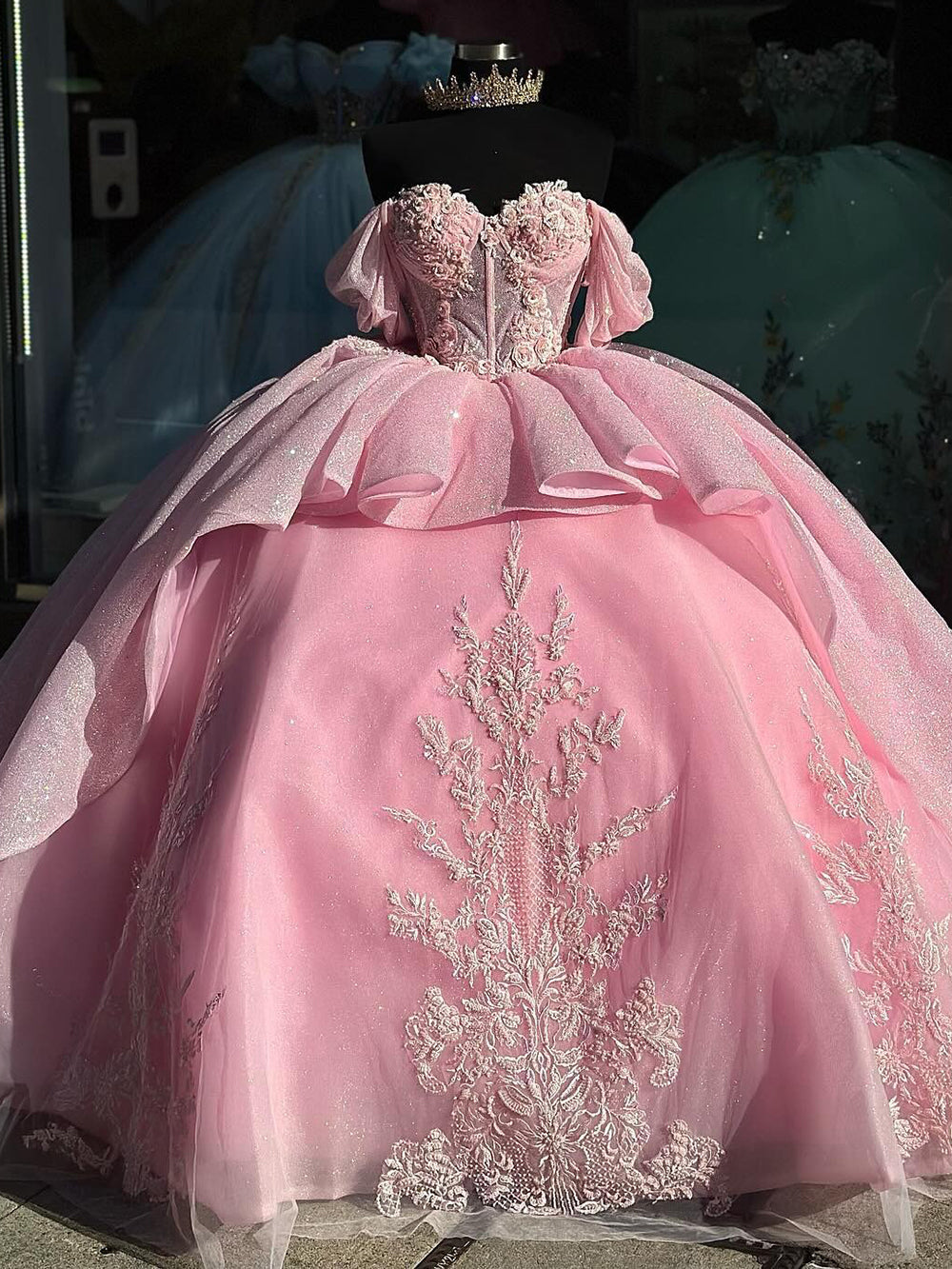 Ball Gown Off Shoulder Sweetheart Neck Lace Appliques Beaded Tiered Pink Tulle Princess Quinceanera Dress Formal Evening Party Gown for Sweet 16