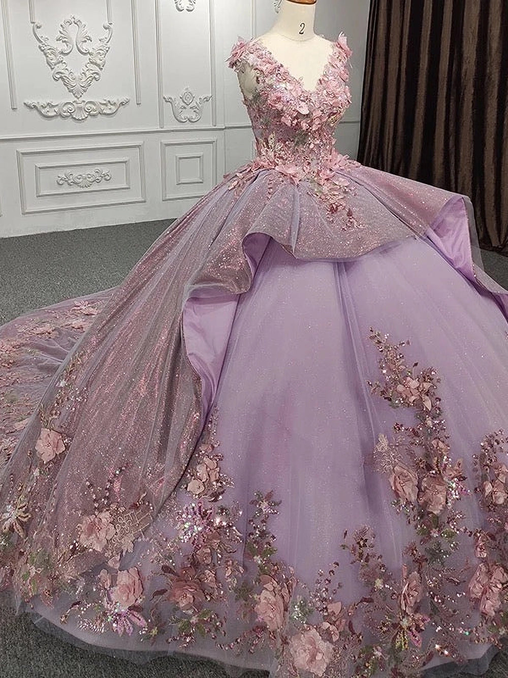 Chic & Modern Ball Gown V Neck Lace Appliques Beaded Tiered Lilac Tulle Quinceanera Dress Princess Party Gown for Sweet 16