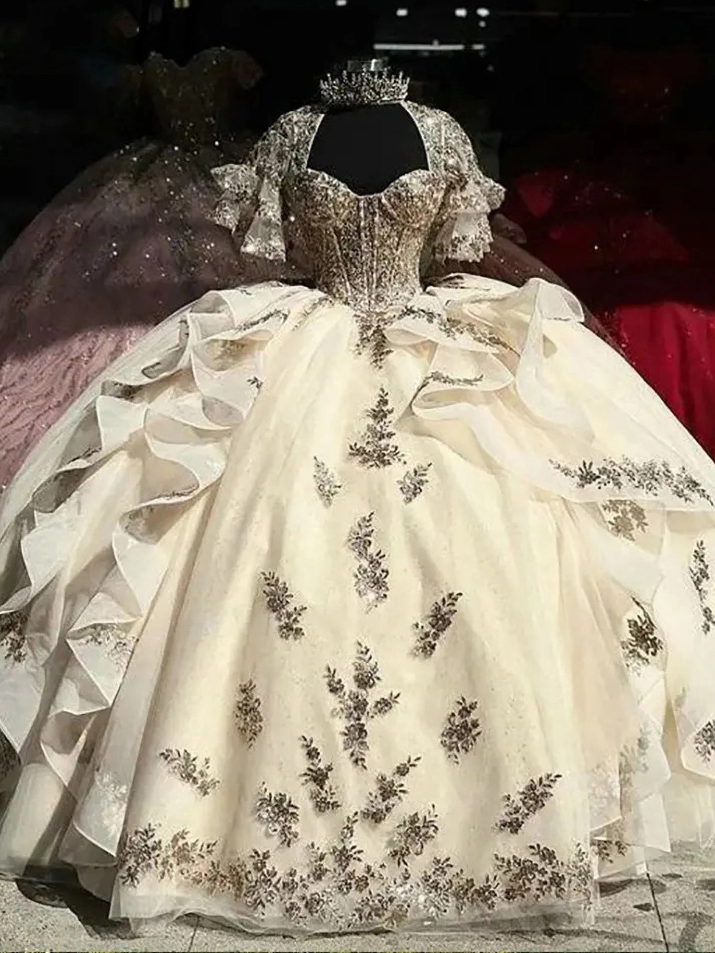 Luxury Ball Gown Sweeetheart Neck Lace Appliques Tiered Ruffle Light Champagne Tulle Quinceanera Dress Graduation Party Gown for Sweet 16