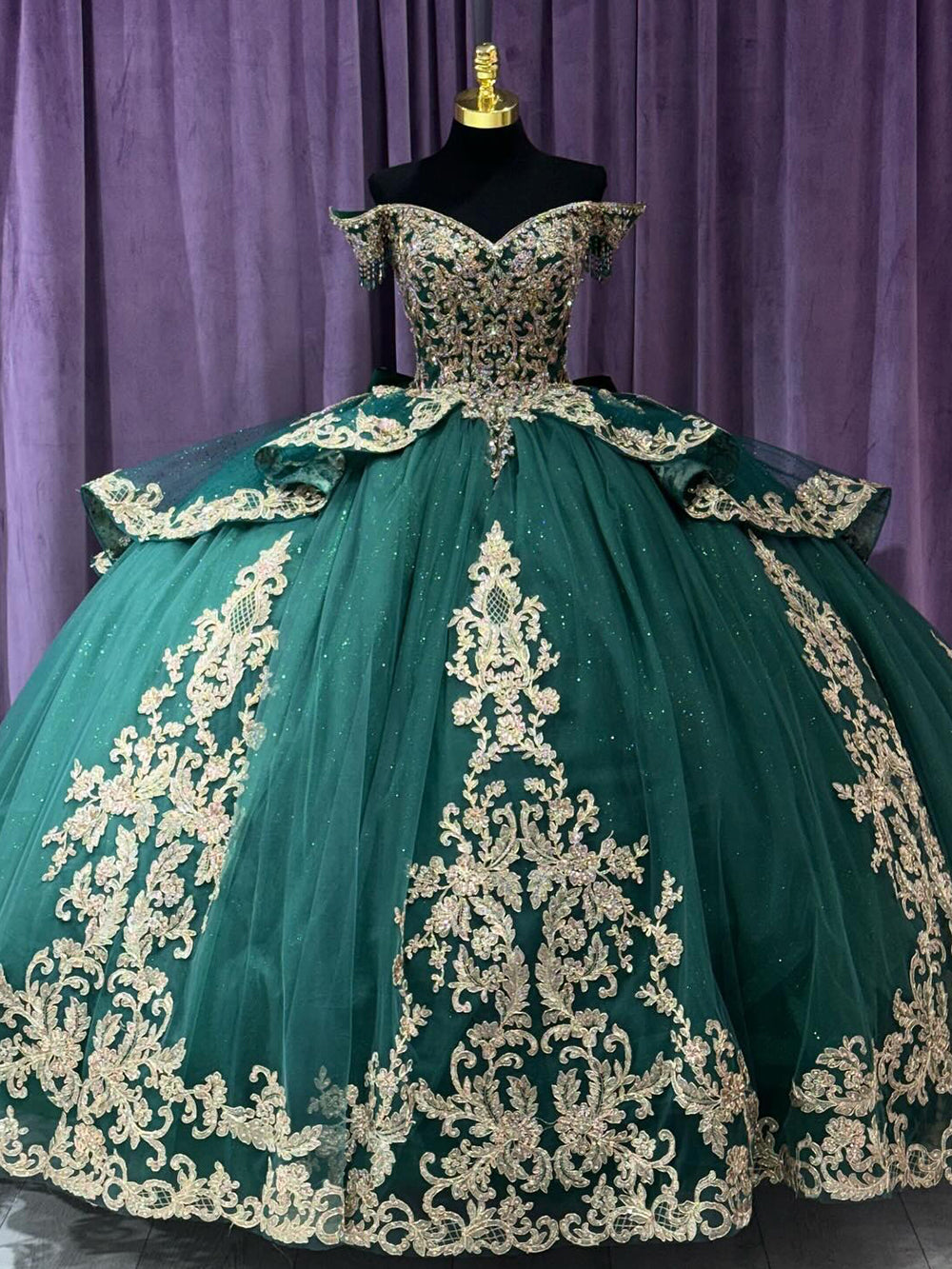 Elegant & Luxuru Ball Gown Off Shoulder Gold Lace Applique Beads Tiered Ruffle Emerald Green Tulle Quinceanera Dress Princess Gown for Sweet 16