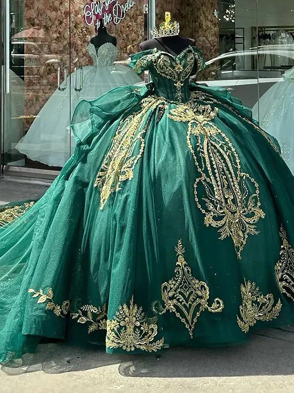 Elegant Ball Gown Off Shoulder Gold Lace Appliques Beaded Ruffles Emerald Green Tulle Quinceanera Dress Princess Birthday Party Gown for Sweet 16