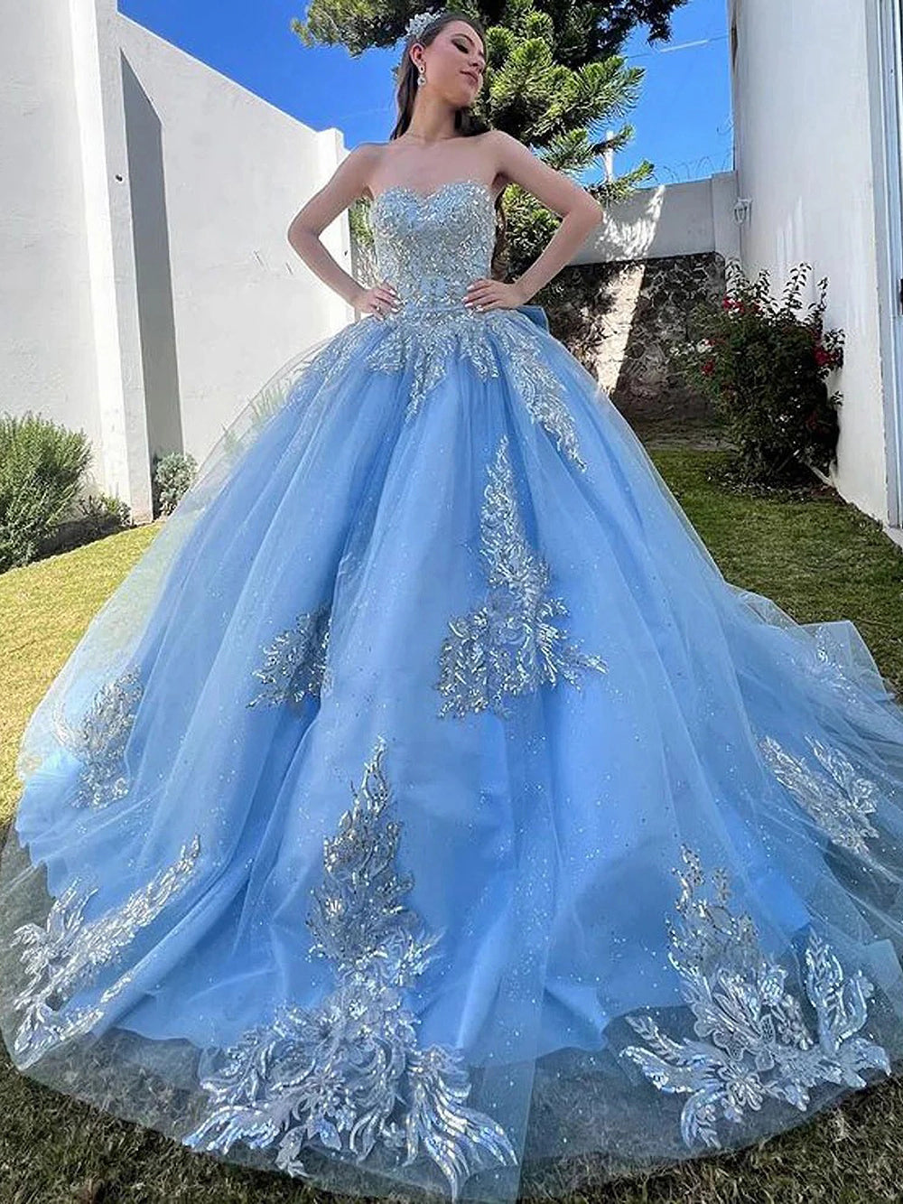 Elegant & Modern Ball Gown Strapless Lace Appliques Beaded Tiered Ruffles Sky Blue Tulle Quinceanera Dress Birthday Party Gown for Sweet 16