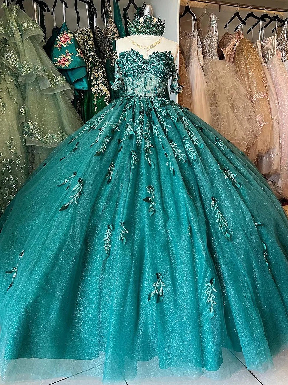 Luxury Ball Gown Off Shoulder Sweetheart Neck Beaded Flowers Lace Applique Emerald Green Tulle Princess Quinceanera Dresses for Sweet 16
