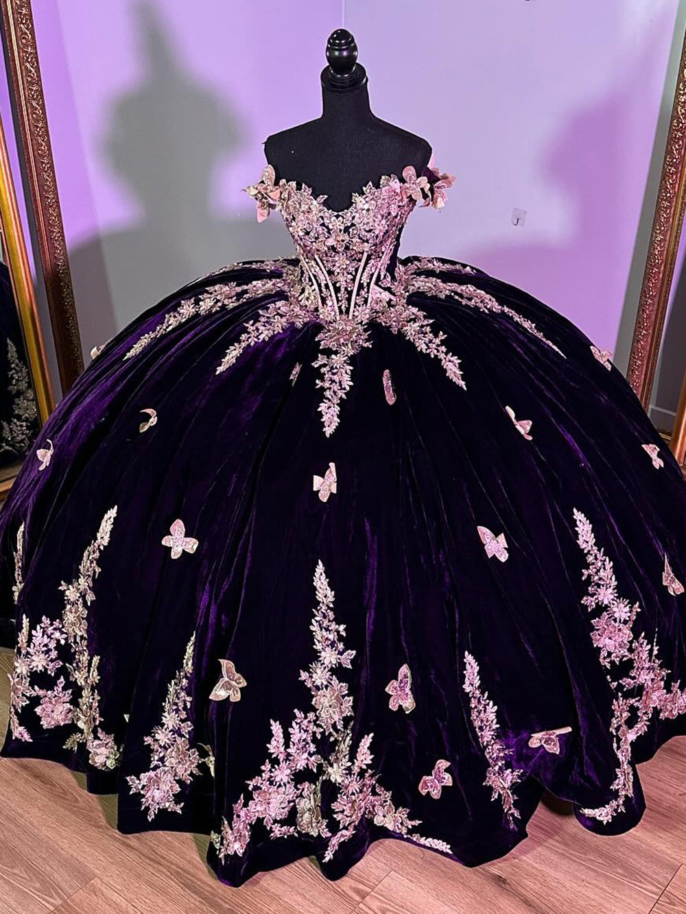 Elegant Ball Gown Off Shoulder Beaded Gold Flowers Butterfly Appliques Dark Purple Velvet Quinceanera Dress for Sweet 16