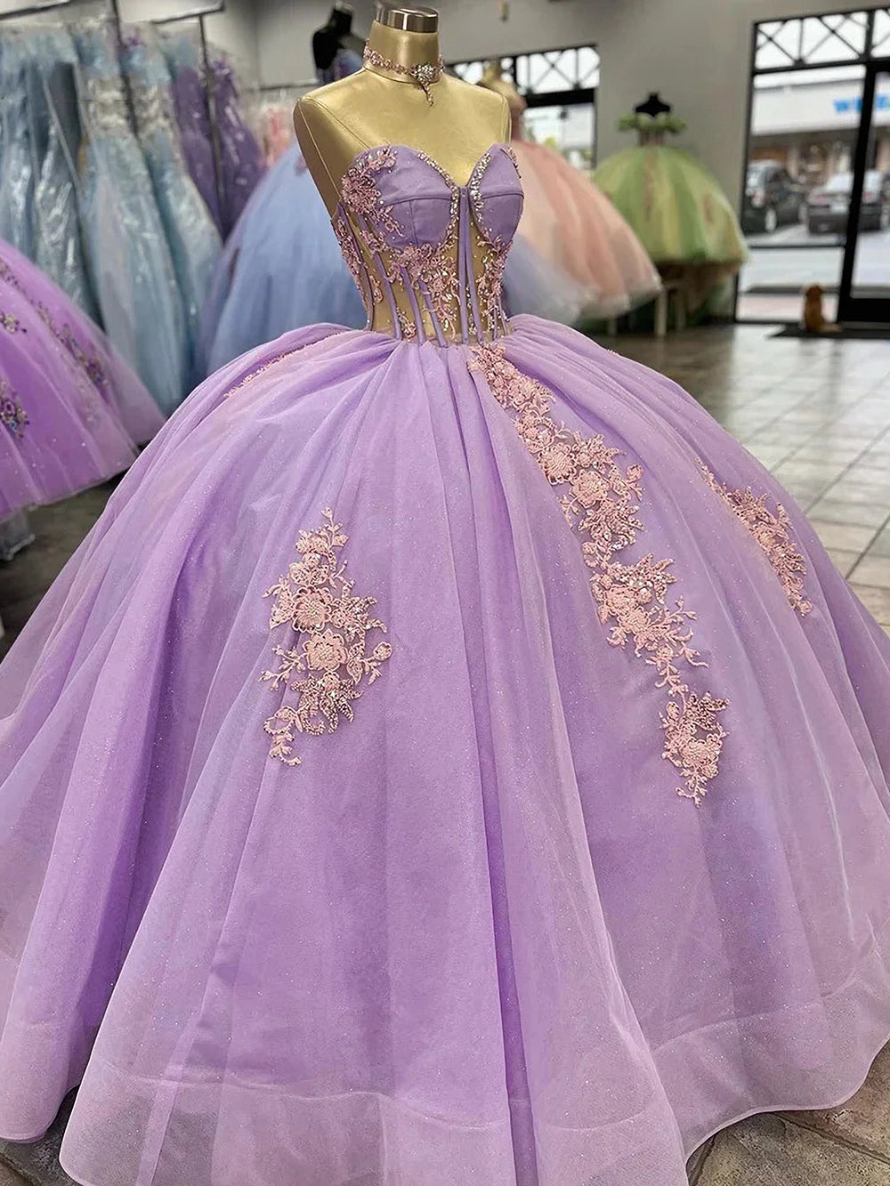 Luxuru Ball Gown Strapless Sleeveless Lace Appliques Sweep Train Lilac Tulle Quinceanera Dress for Sweet 16