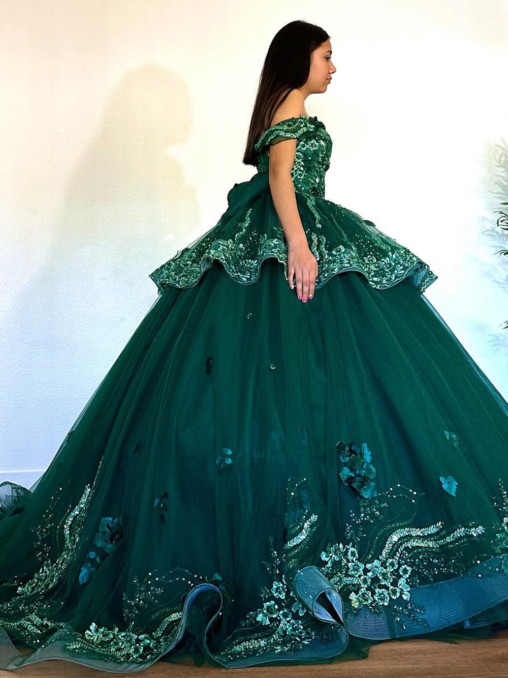 Elegant Ball Gown Off Shoulder Flower Lace Appliques Tiered Sweep Train Emerald Green Tulle Quinceanera Dress for Sweet 16