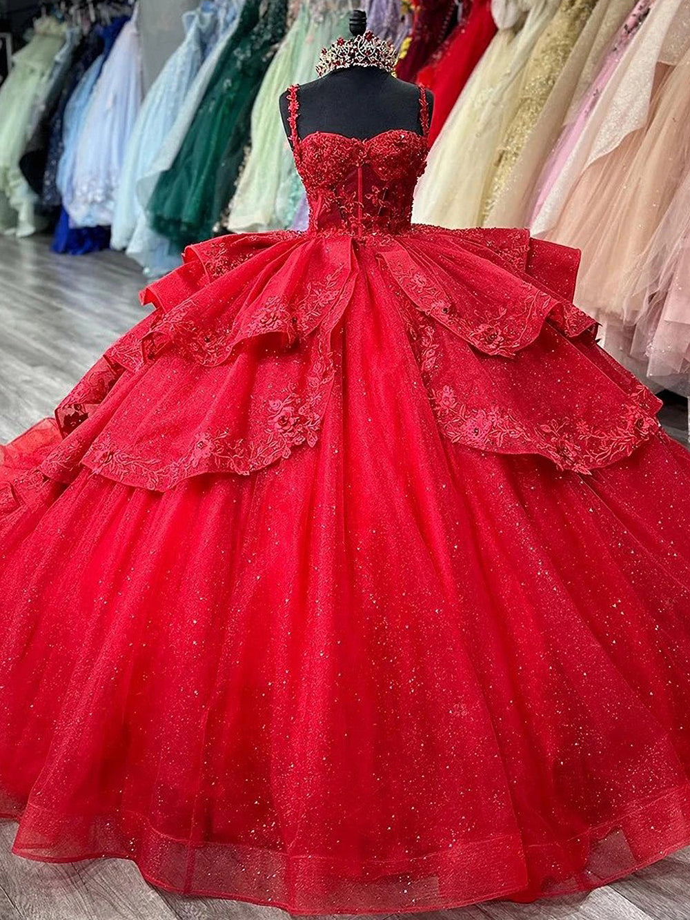 Luxury Ball Gown Sweetheart Neck Spaghetti Straps Lace Appliques Beaded Red Tulle Quinceanera Dress for Sweet 16