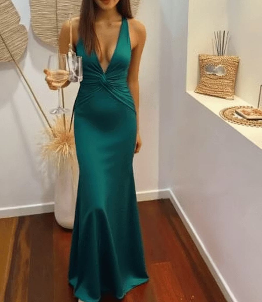 Elegant Halter Satin V-Neck Long Prom Dresses with Sheath/Column Hem